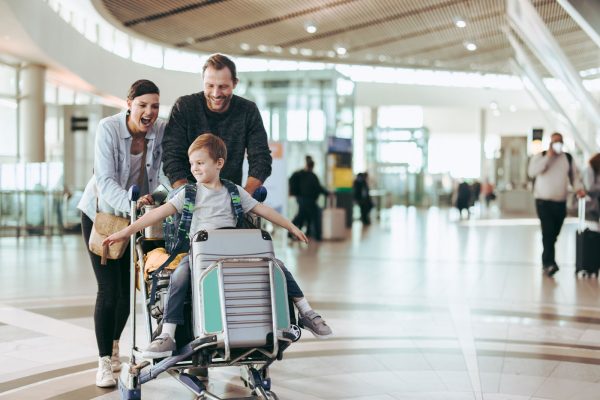 Foreldre på flyplass med barn