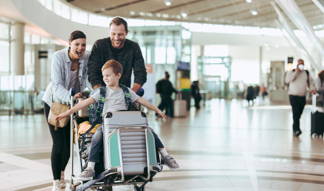 Foreldre på flyplass med barn